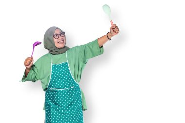 Mutfak Malzemeleriyle Yemek Yapan Heyecanlı Müslüman Kadın