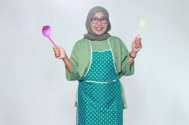 Mutlu kadın aşçı elinde renkli yemekler, lezzetli yemekler pişirmeye hazır.