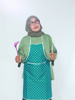 Düşünceli Bayan Şef Mutfakta Aşçı Hanımları Tutuyor