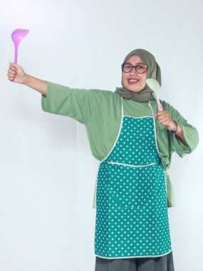 Neşeli Kadın Şef Heyecanlı Aşçı Hanımları Tutuyor