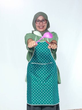 Mutlu Kadın Aşçı Yemek Pişirme Malzemelerini Kocaman Gülümseyerek Tutuyor