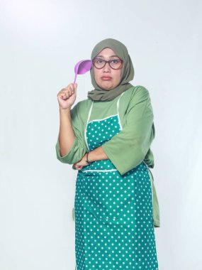 Kıdemli Kadın Aşçı Mutfakta Merdiven Tutarken Kafası Karışık