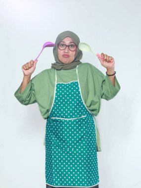 Komik kıdemli kadın şef neşeli ruh halindeki bayanları tutuyor.