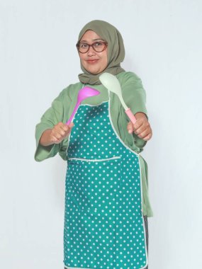 Neşeli Müslüman Kadın Renkli Hanımlarla Yemek Yapıyor