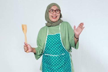 Müslüman Kadın Mutlu İfadeyle Evde Yemek Yapıyor