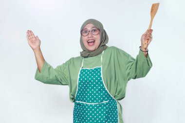 Enerjik Müslüman Şef Mutfakta Tahta Spatula Tutuyor