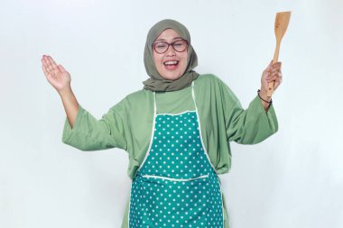 Mutlu Müslüman Kadın Evde Tahta Spatula ile Yemek Pişiriyor