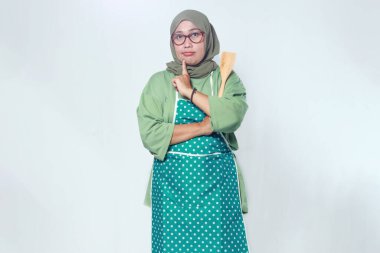 Tahta bir Spatula tutan düşünceli Müslüman Şef.