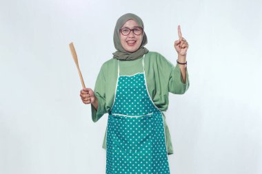 Müslüman Aşçı Gülümseyen Ahşap Spatula