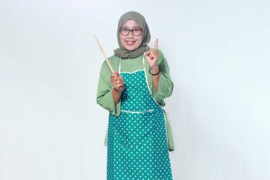 Kendine güvenen Müslüman Şef, Spatula pişiriyor.