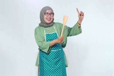 Müslüman Şef Mutlu İfadeyle Spatula Tutuyor