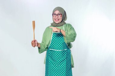 Müslüman Aşçı Neşeli İfadesiyle Ahşap Spatula Tutuyor