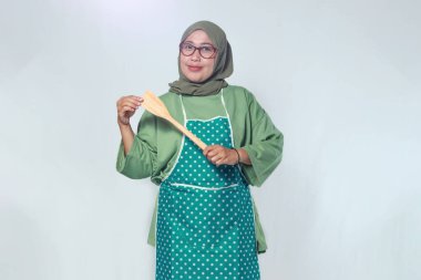 Mutlu Kadın Aşçı Ahşap Mutfak Utensili Tutuyor