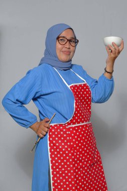 Kendine güveni tam bir kadın elinde kase ve yemek çubukları, yemek teması için birebirdir.