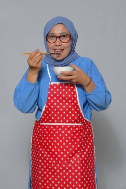 Yemek çubuğu ve kase kullanan bir kadın, yemek ve yaşam tarzı teması için mükemmel.