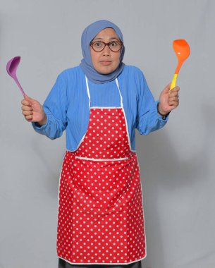 Şaşırdım, Müslüman kadın elinde yemek kabı tutuyor ve komik bir ifade takınıyor.