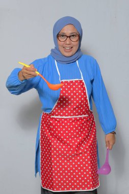 Neşeli kıdemli şef tutucu Ladle Tutkuyla yemek yapmaya hazır