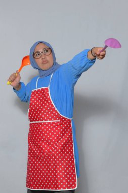 Mutfakta Savaşçı Gibi Kızları Tutan Komik Kıdemli Şef