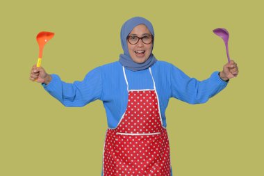 Mutlu kıdemli kadın aşçı kızlarını yemeğe hazır tutuyor.