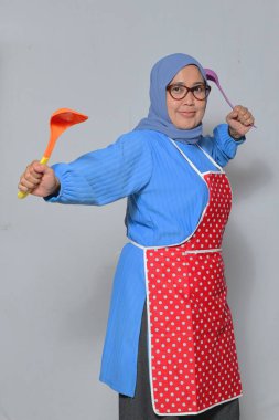 Enerjik Kıdemli Kadın Şef Hanımları Yemek Pişirmeye Hazır