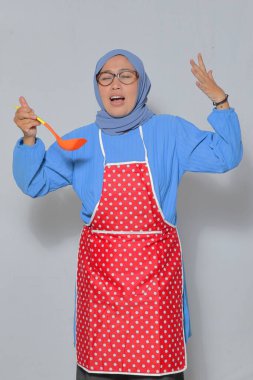 Kıdemli şef yemek pişirirken güçlü bir zevke tepki veriyor.