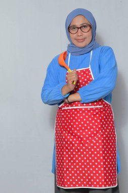 Kendine güveni tam bir şef aşçı, tutkulu bir şekilde yemek pişirmeye hazır.