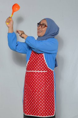 Mutluluktan yemek pişiren, elinde mutfak gereçleri tutan...