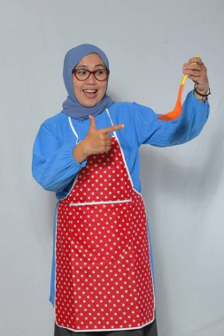 Mutlu Müslüman Aşçı Utensil Pişirme Konusunda Heyecanlı