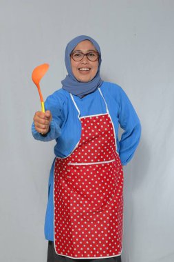 Müslüman Kadın Şef Mutluluk İfadesiyle Yemek Utensil 'i Tutuyor