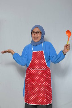 Mutlu Ev Aşçısı Lezzetli Yemekler Yapmaya Hazır Bir Ladin Tutuyor