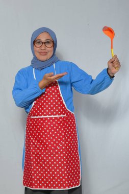 Müslüman Aşçı Bir Ladle 'ı Pişirmeye Hazır Tutuyor