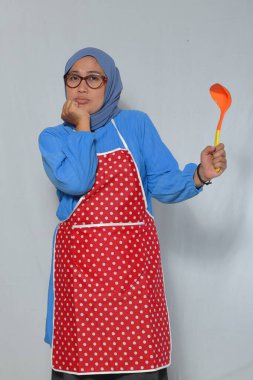 Yaratıcı ev aşçısı yeni yemek tarifleri düşünüyor.