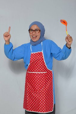 Mutlu Müslüman Aşçı Bir Ladle 'la Yemek Pişirmek İçin Heyecanlı