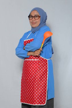 Kendine Güvenen Kadın Aşçı Bir Kepçeyi Tutuyor