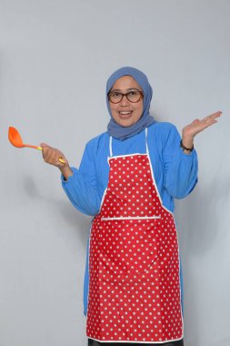 Mutlu Müslüman Şef Mutfakta Bir Ladle Tutuyor