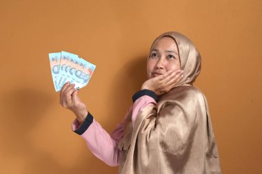 Endonezya Rupia Parasını Tutan Düşünceli Kadın