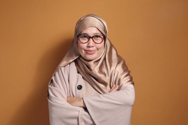 Kendine güvenen İfadesiyle başarılı Müslüman İş kadını