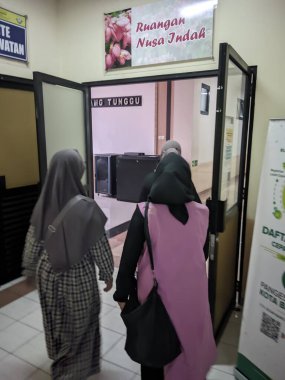 Bandung, Endonezya - 4 Mart 2025: Bandung 'da hastane bekleme salonu girişi
