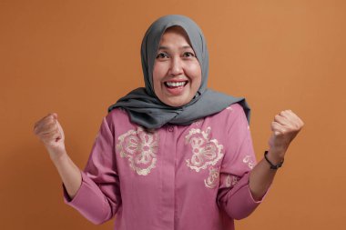 Heyecanlı Müslüman Kadın Yumruk Pompasıyla Başarı Kutlaması