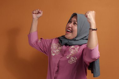 Heyecanlı Müslüman Kadın Başarı 'yı Yumruklarla Kutluyor