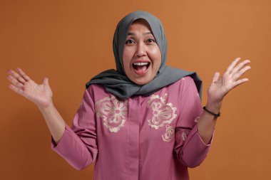 Şaşırmış Müslüman Kadın Açık Ellerle Sevinç İfade Ediyor