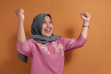 Neşeli Müslüman Kadın Başarıyı Neşeli İfadeyle Kutluyor