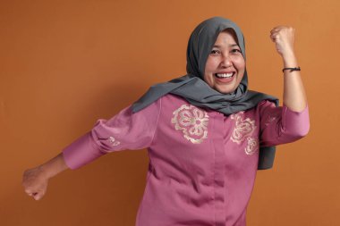 Enerjik Müslüman Kadın Güven ve Heyecanla Pozisyon Veriyor