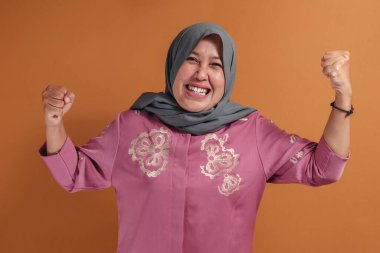 Heyecanlı Müslüman Kadın Sevinç ve Zaferi İfade Ediyor