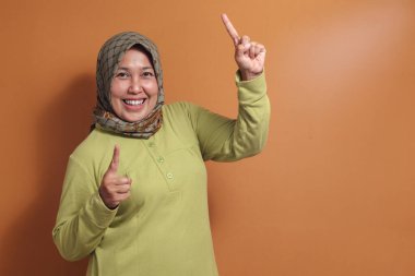 Müslüman kadın, başarı veya yön için özgüvenle gülümsüyor.