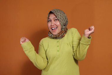 Heyecanlı kadın neşeli başarıyı anlamlı bir pozla kutluyor, başarı, mutluluk, motivasyon ve iş ve yaşam tarzı temalarındaki olumlu duygular için mükemmel.