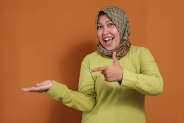 Gülümseyen kadın fotokopi alanını işaret ediyor, reklam, ürün modellemeleri, dijital pazarlama görselleri ve otantik ifade ile sosyal kampanya kavramları için harika.