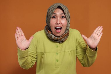 Şok reaksiyonu reklamları, duygusal ifade, sosyal medya pazarlaması, dijital içerik ve hikaye anlatımı için mükemmel.