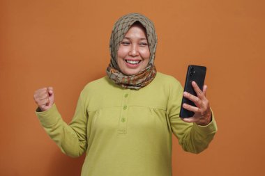 Heyecanlı Müslüman kadın videoları, neşeli anlar, pozitif titreşimler