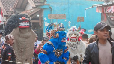 Canlı kostümler, maske dansçıları ve yerel mirası sergileyen sanatçıların yer aldığı geleneksel Endonezya kültür geçit töreni Bandung - Endonezya, 17 Ağustos 2024
